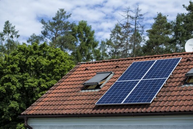 MŽP v roce 2022 podpořilo téměř 50 tisíc solárních elektráren na střechách domů. Podle ministra Jurečky bude zájem o solární systémy ještě narůstat